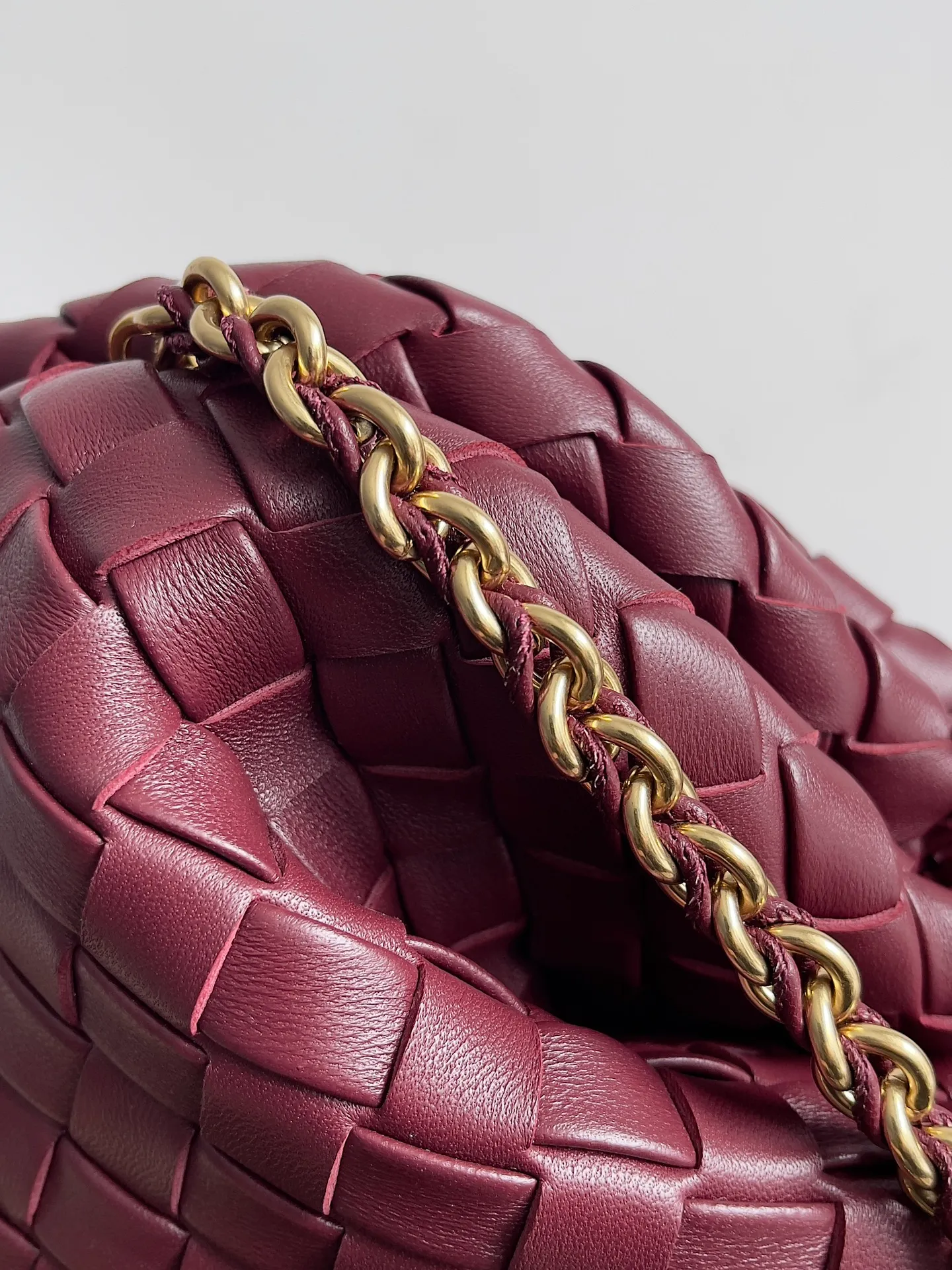Batch 2260 BOTTEGA VENETA Lady's LAUREN CLUTCH Chain Clutch was inspired by 40 years ago. It is a perfect fusion of classic and modern bags. It is effortless and fashionable for any occasion and at any time. The newly added detachable metal chain allows people to have more ways to carry it. It is grand and elegant. Style No.: 785807 Size: 31.5*16.5*11cm